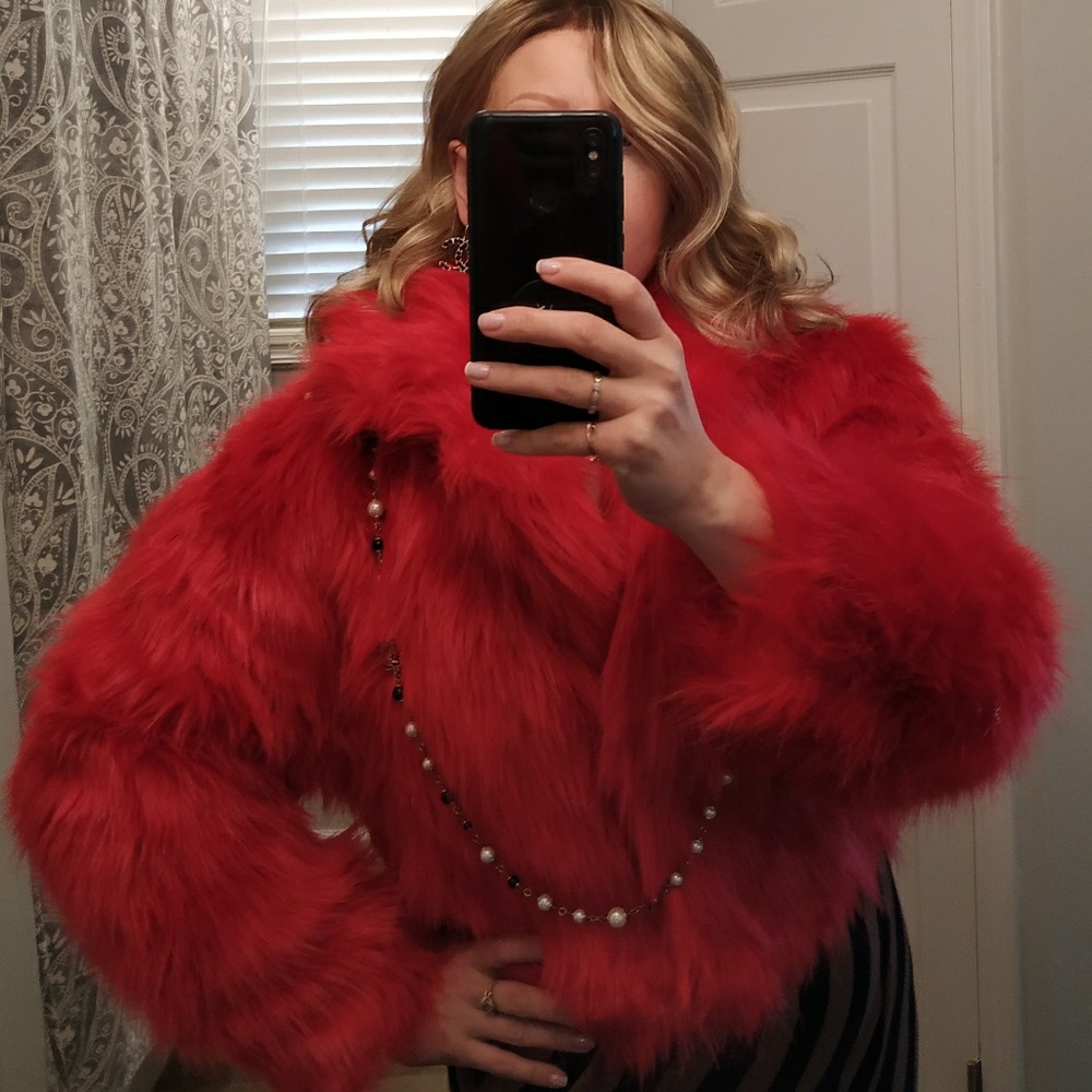 Red faux fur bomber (S, M) 💥💣💯💚❤️💛👑